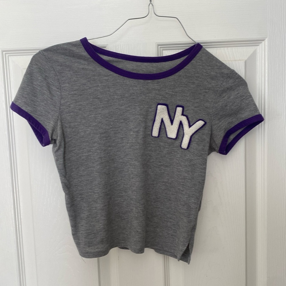 Grey tee shirt with NY embroidered with purple hem lining
